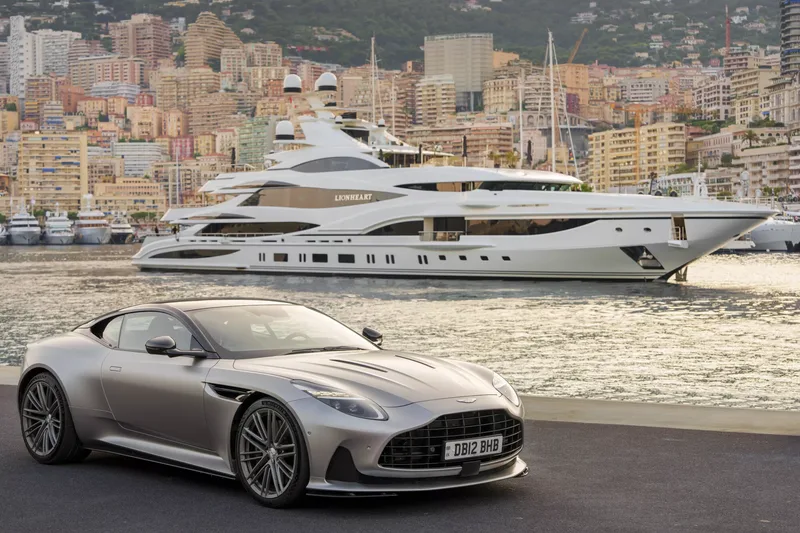ภาพรถ Aston Martin DB12 ของแท้จากสื่อทางการของผู้ผลิต ใช้ประกอบการเลือกรุ่น