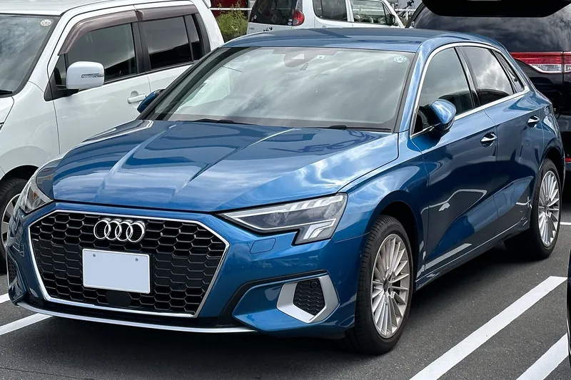 ภาพรถ Audi A3 Sportback ตัวถัง 8Y (2021-ปัจจุบัน) คันจริง ใช้ประกอบการเลือกไซซ์ยางให้ตรงรุ่น