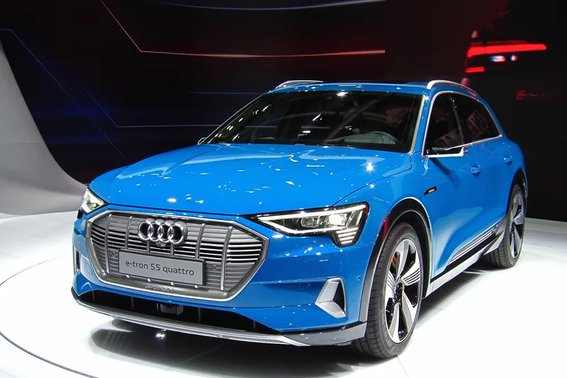 ภาพรถ Audi e-tron / e-tron Sportback ตัวถัง GE (2019-2023) คันจริง ใช้ประกอบการเลือกไซซ์ยางให้ตรงรุ่น