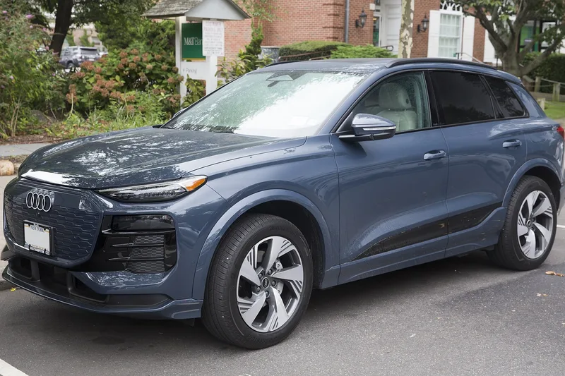ภาพรถ Audi Q6 e-tron (2024-ปัจจุบัน) คันจริง ใช้ประกอบการเลือกไซซ์ยางให้ตรงรุ่น