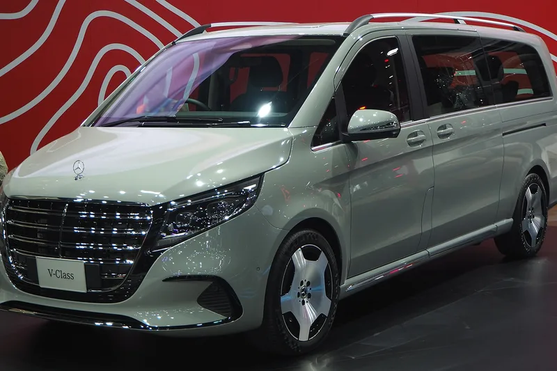 ภาพรถ Mercedes-Benz V-Class คันจริง ใช้ประกอบการเลือกรุ่น