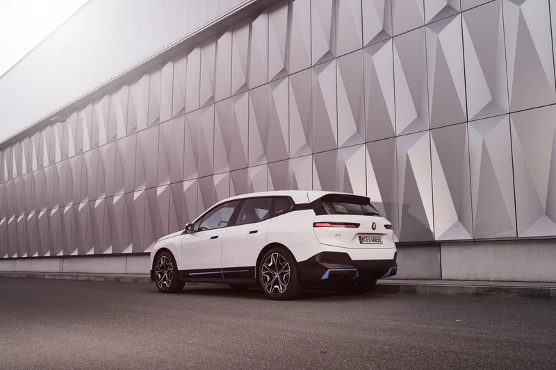 ภาพรถ BMW iX ของแท้จากสื่อทางการของผู้ผลิต ใช้ประกอบการเลือกไซซ์ยางให้ตรงรุ่น