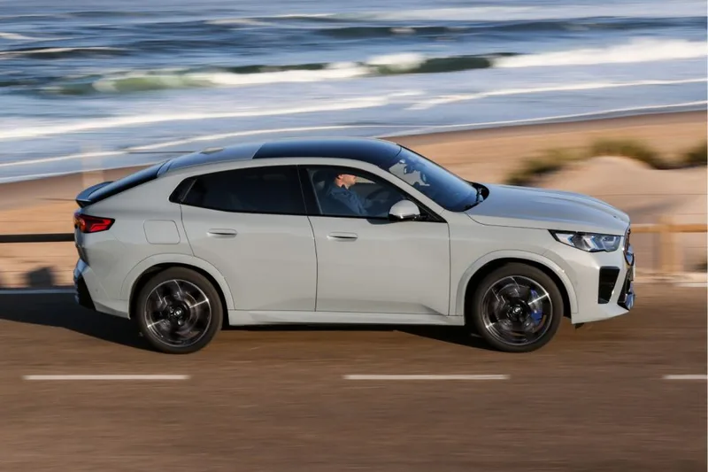 ภาพรถ BMW iX2 ของแท้จากสื่อทางการของผู้ผลิต ใช้ประกอบการเลือกรุ่น