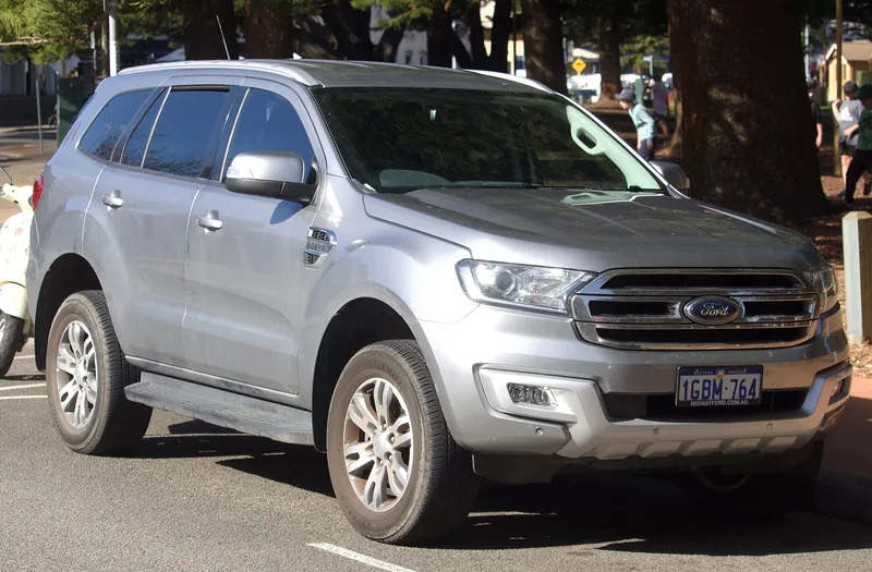 ภาพรถ Ford Everest รุ่นเก่า คันจริง ใช้ประกอบการเลือกรุ่น