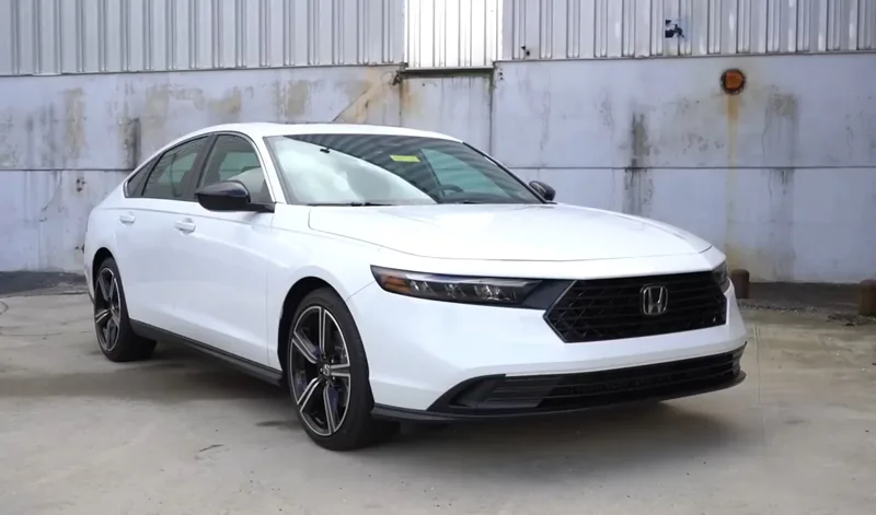 ภาพรถ Honda Accord e:HEV คันจริง ใช้ประกอบการเลือกไซซ์ยางให้ตรงรุ่น
