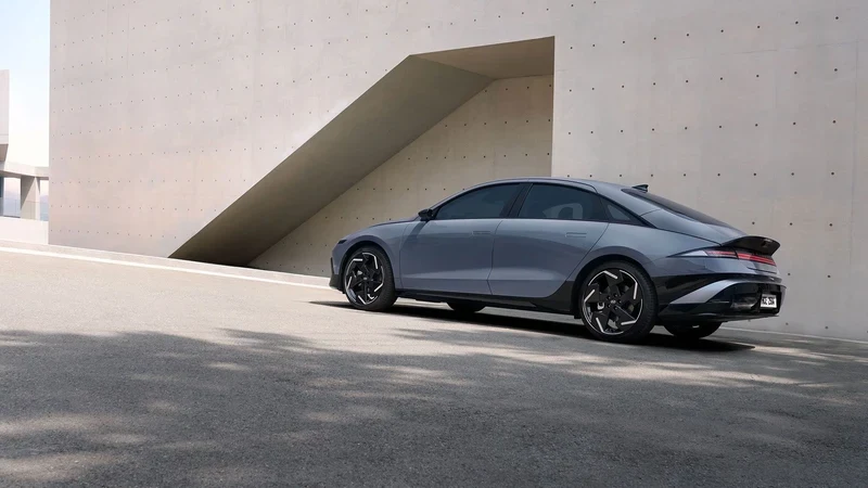 ภาพรถ Hyundai Ioniq 6 ของแท้จากสื่อทางการของผู้ผลิต ใช้ประกอบการเลือกไซซ์ยางให้ตรงรุ่น