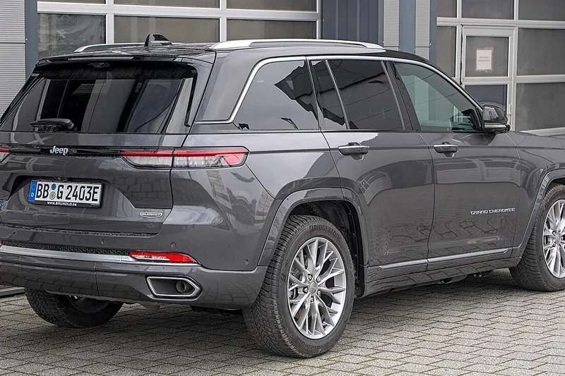 ภาพรถ Jeep Grand Cherokee 4xe (WL, 2023-ปัจจุบัน) คันจริง ใช้ประกอบการเลือกไซซ์ยางให้ตรงรุ่น