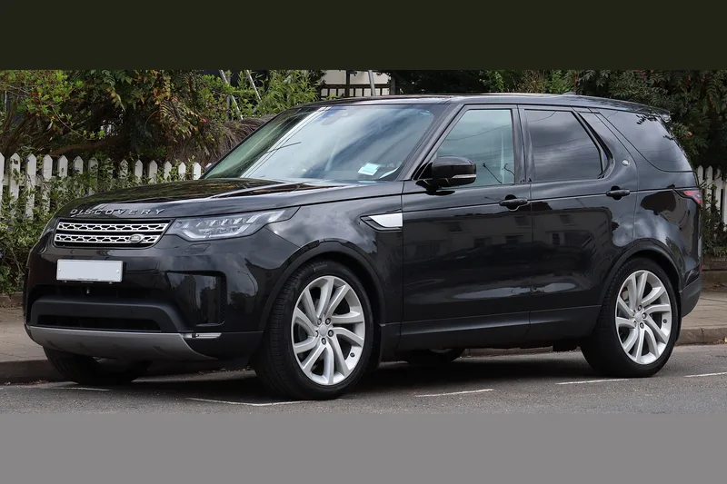 ภาพรถ Land Rover Discovery ตัวถัง L462 (2017-ปัจจุบัน) คันจริง ใช้ประกอบการเลือกไซซ์ยางให้ตรงรุ่น