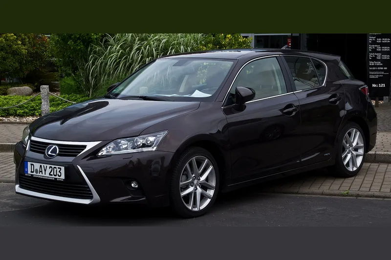 ภาพรถ Lexus CT 200h ตัวถัง ZWA10 (2011-2022) คันจริง ใช้ประกอบการเลือกไซซ์ยางให้ตรงรุ่น