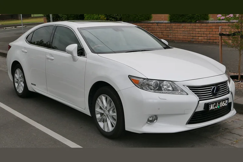 ภาพรถ Lexus ES 300h ตัวถัง XV60 (2013-2018) คันจริง ใช้ประกอบการเลือกไซซ์ยางให้ตรงรุ่น