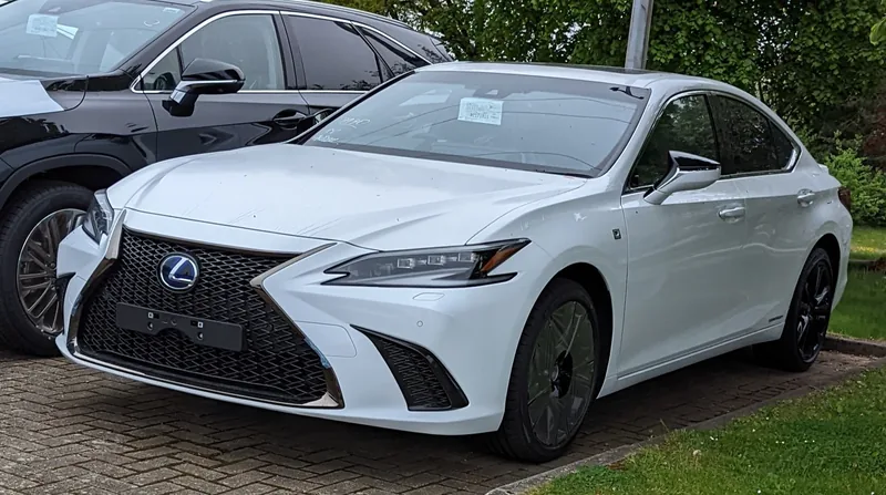 ภาพรถ Lexus ES คันจริง ใช้ประกอบการเลือกไซซ์ยางให้ตรงรุ่น