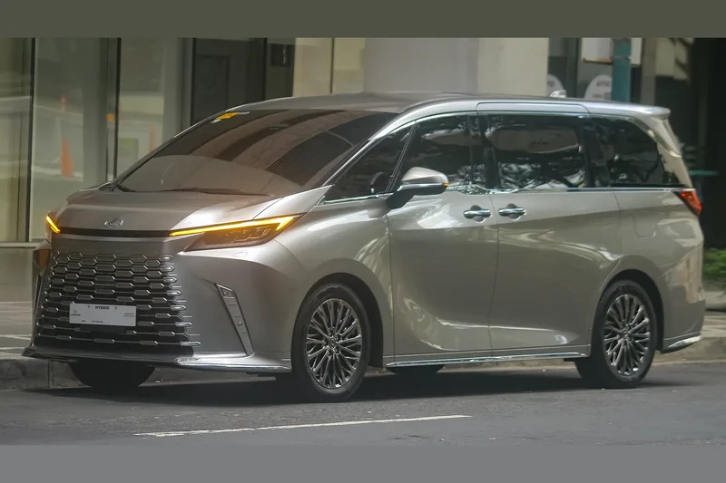 ภาพรถ Lexus LM ตัวถัง AW10 (2023-ปัจจุบัน) คันจริง ใช้ประกอบการเลือกรุ่น