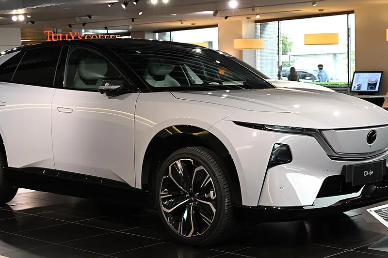 ภาพรถ Mazda CX-6e (2569 / 2026-) คันจริง ใช้ประกอบการเลือกไซซ์ยางให้ตรงรุ่น