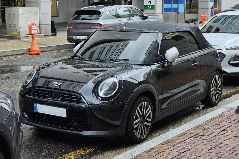ภาพรถ MINI Cooper S Convertible ตัวถัง F67 (2025-ปัจจุบัน) คันจริง ใช้ประกอบการเลือกไซซ์ยางให้ตรงรุ่น