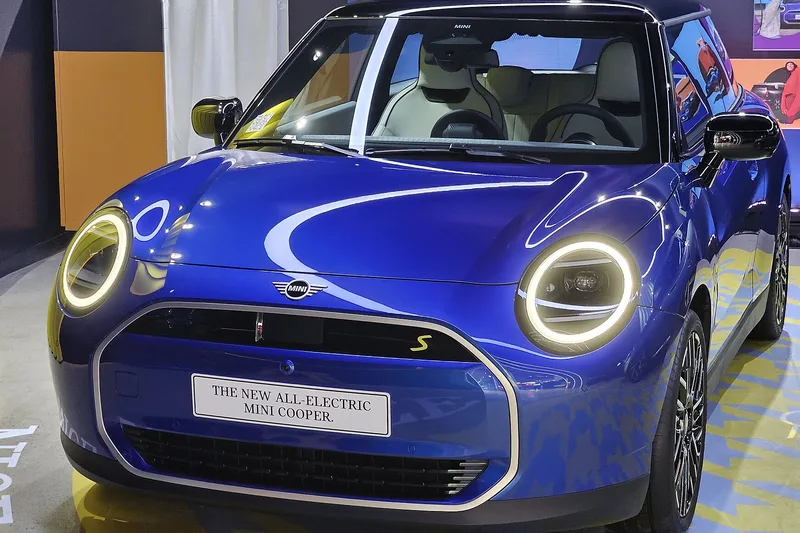 ภาพรถ Mini Cooper SE ไฟฟ้า ตัวถัง J01 (2024-ปัจจุบัน) คันจริง ใช้ประกอบการเลือกรุ่น