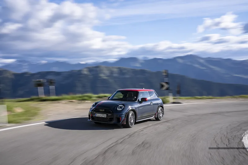 ภาพรถ MINI John Cooper Works ของแท้จากสื่อทางการของผู้ผลิต ใช้ประกอบการเลือกไซซ์ยางให้ตรงรุ่น