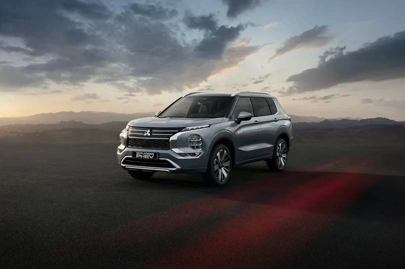 ภาพรถ Mitsubishi Outlander PHEV ของแท้จากสื่อทางการของผู้ผลิต ใช้ประกอบการเลือกรุ่น