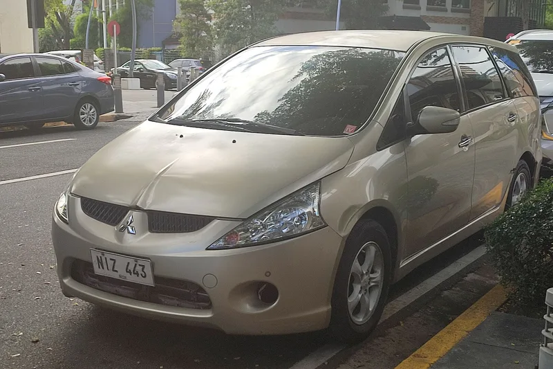 ภาพรถ Mitsubishi Space Wagon รุ่นที่ 3 (2004-2012) คันจริง ใช้ประกอบการเลือกรุ่น