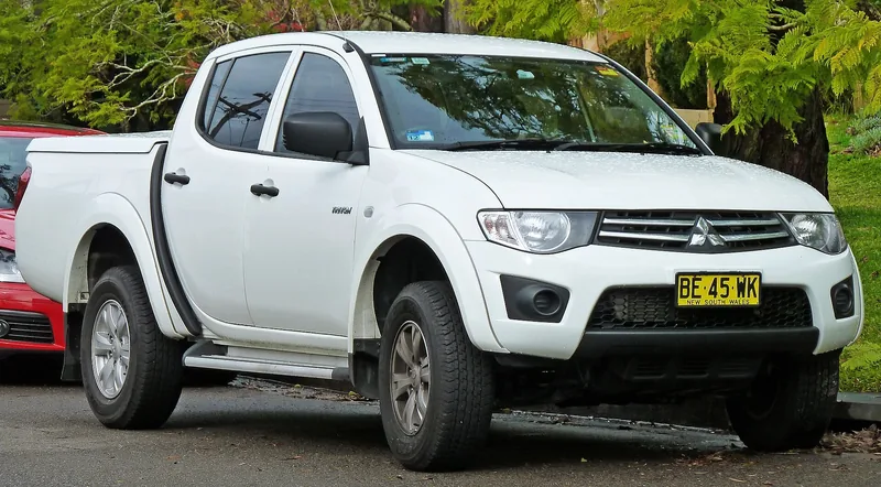 ภาพรถ Mitsubishi Triton รุ่นเก่า คันจริง ใช้ประกอบการเลือกรุ่น