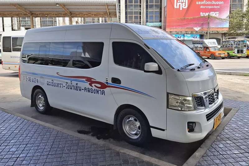 ภาพรถ Nissan Urvan NV350 (2013-2021) คันจริง ใช้ประกอบการเลือกไซซ์ยางให้ตรงรุ่น