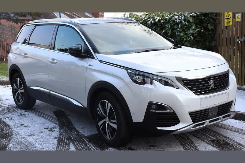 ภาพรถ Peugeot 5008 รุ่นที่ 2 (2017-2024) คันจริง ใช้ประกอบการเลือกไซซ์ยางให้ตรงรุ่น