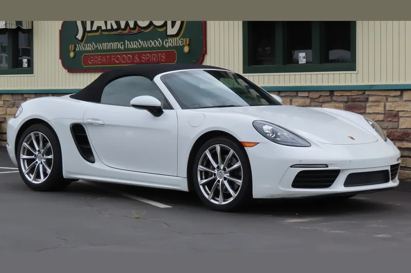 ภาพรถ Porsche 718 Cayman / Boxster ตัวถัง 982 (2016-2025) คันจริง ใช้ประกอบการเลือกไซซ์ยางให้ตรงรุ่น