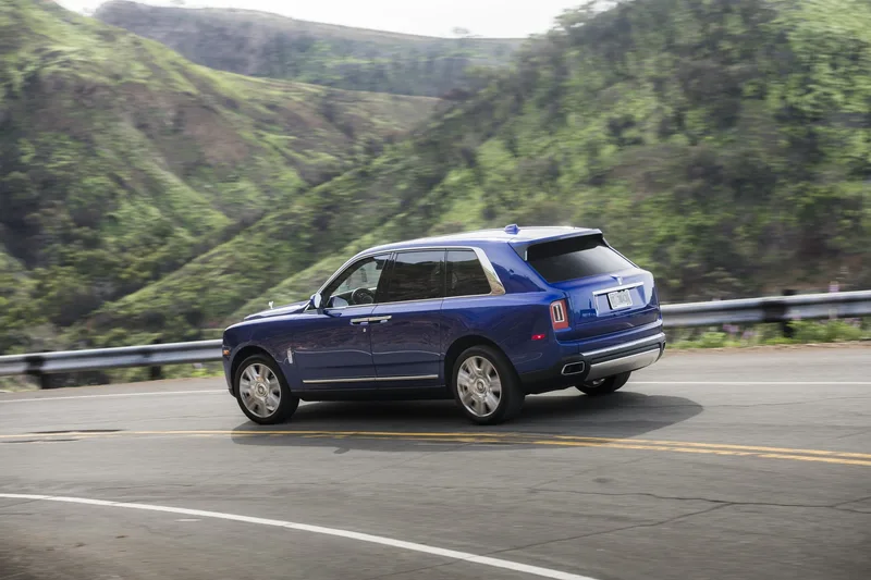 ภาพรถ Rolls-Royce Cullinan ของแท้จากสื่อทางการของผู้ผลิต ใช้ประกอบการเลือกรุ่น
