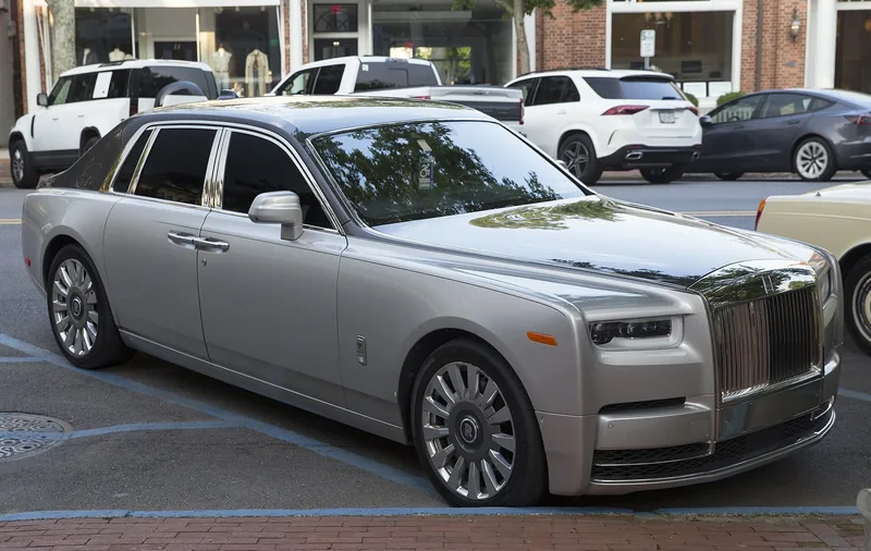 ภาพรถ Rolls-Royce Phantom คันจริง ใช้ประกอบการเลือกรุ่น