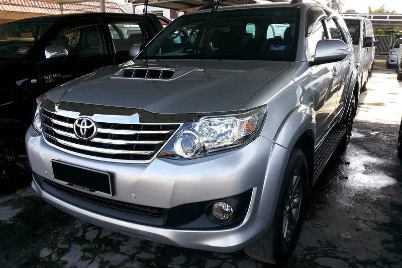 ภาพรถ Toyota Fortuner รุ่นแรก คันจริง ใช้ประกอบการเลือกรุ่น