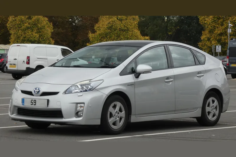 ภาพรถ Toyota Prius รุ่นที่ 3 (XW30) 2010-2016 คันจริง ใช้ประกอบการเลือกรุ่น