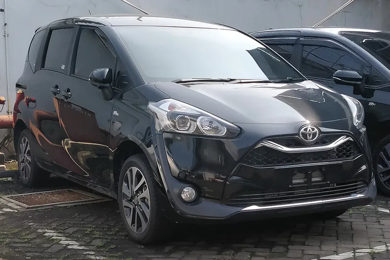 ภาพรถ Toyota Sienta คันจริง ใช้ประกอบการเลือกไซซ์ยางให้ตรงรุ่น