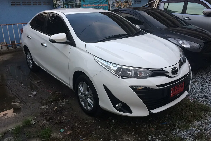 ภาพรถ Toyota Yaris ATIV รุ่นแรก คันจริง ใช้ประกอบการเลือกรุ่น