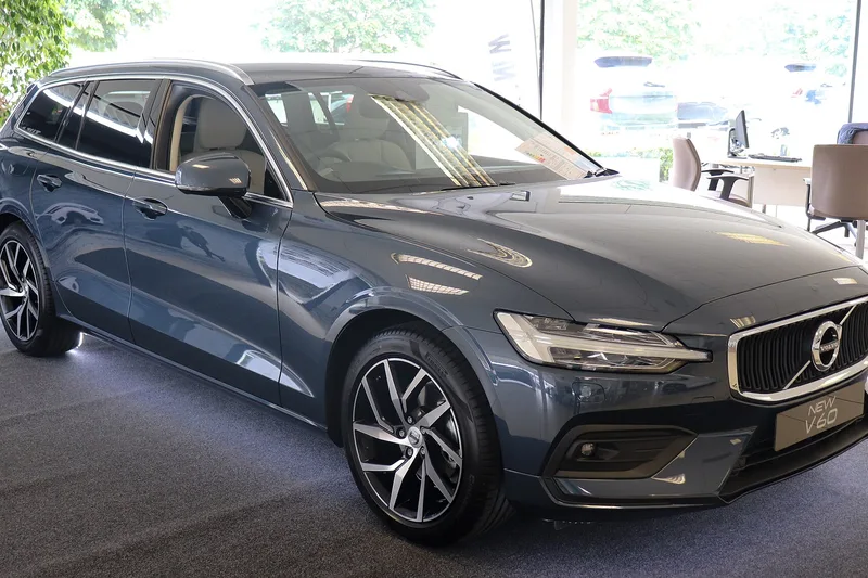 ภาพรถ Volvo V60 ตัวถัง SPA (2019-2025) คันจริง ใช้ประกอบการเลือกไซซ์ยางให้ตรงรุ่น