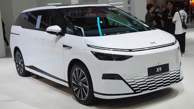ภาพรถ XPeng X9 คันจริง ใช้ประกอบการเลือกไซซ์ยางให้ตรงรุ่น