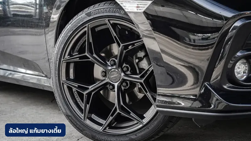 ล้อแม็กใหญ่กับแก้มยางเตี้ยบน Honda Civic ของลูกค้า ภาพระยะใกล้ในร้าน TAIRODGROUP