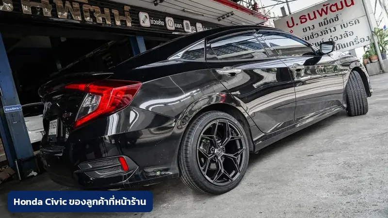 Honda Civic ของลูกค้าจอดหน้าร้าน TAIRODGROUP หลังเปลี่ยนล้อและยางใหม่