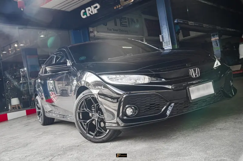 Honda Civic Hatchback หน้าร้านหลังติดตั้งล้อแม็กสีดำและยางใหม่