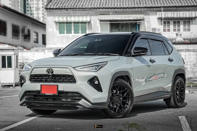 Toyota Yaris Cross มุมหน้าหลังติดตั้งล้อแม็กสีดำและยางใหม่