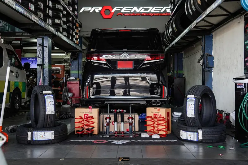 ช่องติดตั้งในร้าน TAIRODGROUP ระหว่างเปลี่ยนช่วงล่าง Profender และยาง Toyo ให้รถตู้ลูกค้า